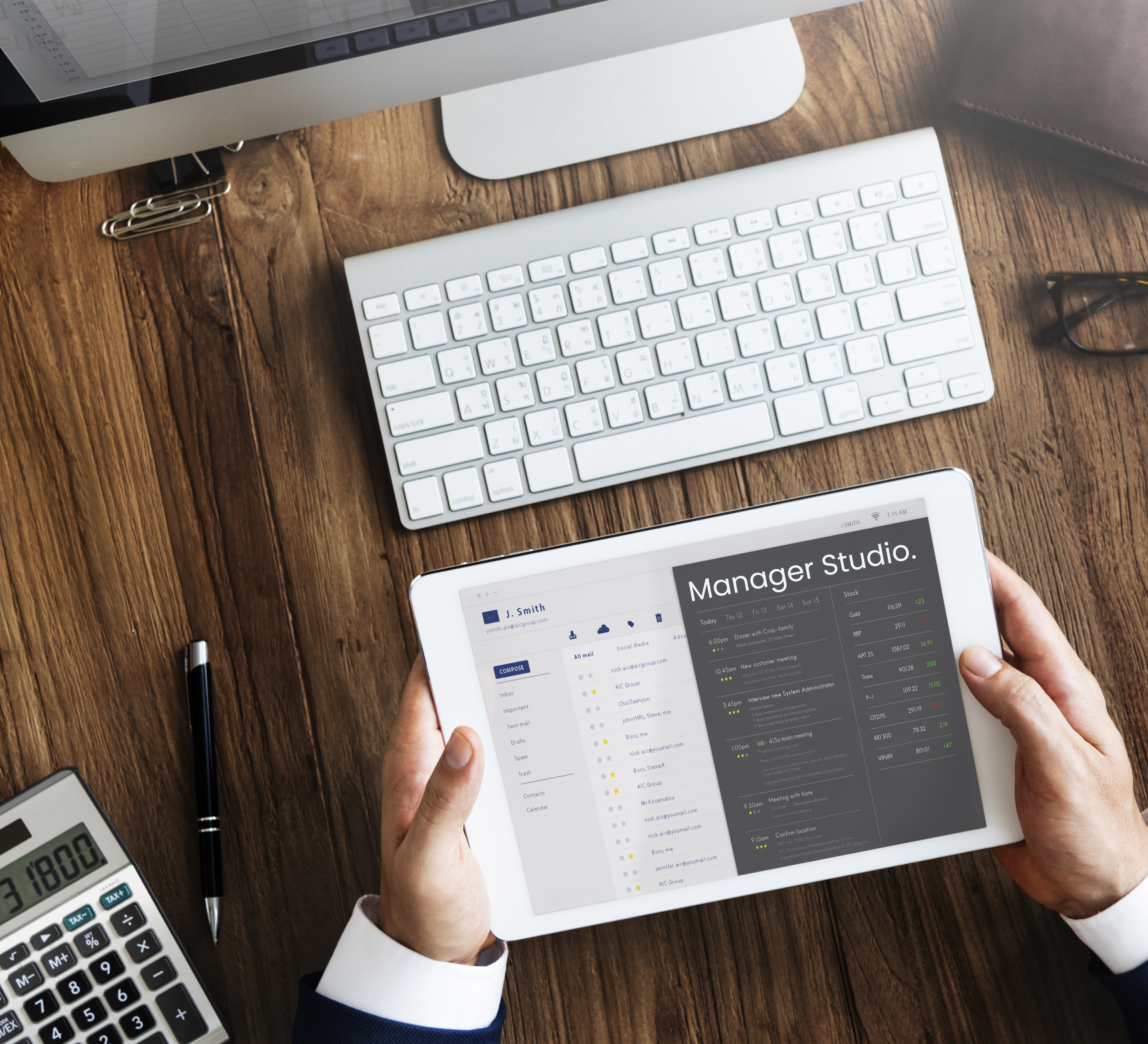 Manager Studio — tablet con interfaz